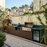 Meubles de cuisine extérieurs sur mesure en acier inoxydable Hyrley Bronze avec barbecue à gaz, évier, Kamado et réfrigérateur pour cour
