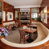 Mid-Century Bugholzrahmen Rattanstuhl Ledersofa Sitzgruppe Metalltisch Holztisch für Café Restaurant Kaffeehaus Hotel Möbel