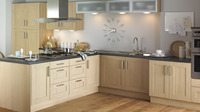 Cuisine modulaire moderne avec porte en verre, cadre en bois, plan de travail en marbre, finition acrylique, robinet, design îlot