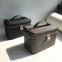 Nouvelle conception d'organisateur de beauté pour femmes, porte-maquillage en cuir PU Saffiano, rangement pour soins de la peau, étuis cosmétiques avec séparateurs amovibles