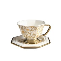 Cangkir Kopi dan Piring Saji Berbentuk Oktagonal Emas dengan Motif Bunga Datura Vintage, Cangkir Keramik Emas Buatan Tangan dengan Nilai Warna Tinggi dan Desain Elegan.
