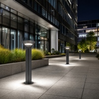 Lampe solaire LED moderne étanche IP65 à intensité variable avec poteau en aluminium pour l'éclairage des cours et des allées