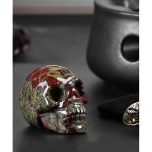 หัวกะโหลกหินดราก้อนบลัดธรรมชาติคุณภาพสูง คริสตัลโฮลา ขายส่ง ขนาด 5-6 ซม. ขัดเงา ตัดแบบไดคัท ตกแต่งบ้านและสำนักงานตามเทรนด์แฟชั่น - Product Image 6