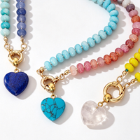 Collier tendance en pierres naturelles perlées avec pendentif cœur en cristal et fermoir marin en acier inoxydable – Bijoux