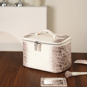 Sac de maquillage en PU pour femmes de haute qualité argenté Grande capacité Pochette à cosmétiques en crocodile Fermeture éclair personnalisée Sac de toilette en PU alligator - Product Image 1