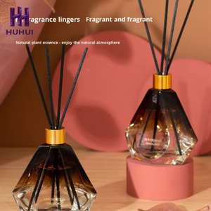 Diffuseur de parfum artisanal sans alcool 100 ml, élégant, en verre noir, avec bouteille en cristal gris, parfum longue durée - Product Image 1