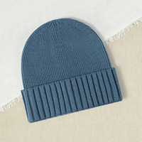 Bonnet unisexe vintage en tricot côtelé avec logo personnalisé, bleu brume et blanc, à revers, chaud et extensible pour l'hiver, vente en gros OEM, avec nœuds et lettres