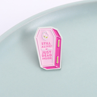 Pin de Esmalte con Diseño de Ataúd Rosa Gótico, Estilo 'STILL ALIVE JUST DEAD', Broche Metálico para Mochila, Solapa, Joyería, Regalo para Amigos