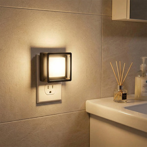 Veilleuse LED à intensité variable avec capteur crépusculaire, lumière blanche chaude intelligente pour chambre d'enfant, salle de bain, couloir, escalier - Product Image 1