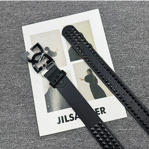 Cintura Nera Borchiata con Fibbia con Logo DC Audace, Stile Vintage in Pelle Bovina, Cinturino con Borchie Ispirato al Punk per Outfit Streetwear Audaci - Product Image 2