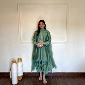 Conjunto de Salwar Kameez Verde Bordado en Seda Georgette, Traje Tradicional Indio para Bodas y Fiestas para Mujer - Product Image 1