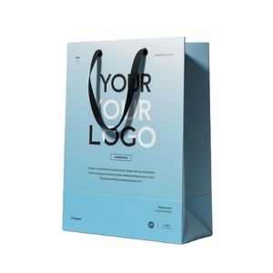 ถุงกระดาษคราฟท์เคลือบด้านสีดำด้านออกแบบโลโก้ได้ตามต้องการหรูหราสำหรับงานฝีมือและเทียนบรรจุภัณฑ์ช้อปปิ้งพร้อมที่จับ - Product Image 1