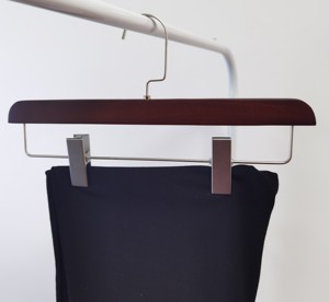 メーカーホット販売卸売カスタムロゴ自然服パンツブナ材ハンガークリップ付き - Product Image 6