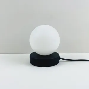 Индивидуальная шведская постмодернизированная белая пластиковая прикроватная декоративная светодиодная настольная лампа