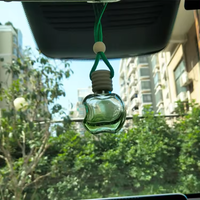Désodorisant de voiture suspendu Diffuseur de parfum de voiture vide Bouteille en verre colorée en forme de pomme 8ml avec bouchon en bois