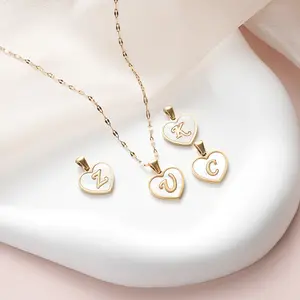 Usine en gros 26 Lettres Plaqué Or Collier Amour Blanc Coquillage Coeur Collier En Acier Inoxydable Initial Collier Pour Les Femmes