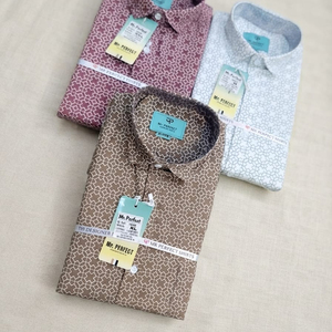 เสื้อเชิ้ตผ้าฝ้ายทวิลล์สำหรับผู้ชาย ลายพิมพ์เรขาคณิตเล็กๆ สีมารูน เบจ และสีขาว แขนยาว สวมใส่สบายๆ แฟชั่นลำลอง - Product Image 1
