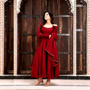 Robe de soirée rouge gaufrée coupe trapèze pour femme, manches classiques, longueur maxi, en mousseline de soie, avec dupatta et embellissements en cristal, idéale pour les mariages - Product Image 1