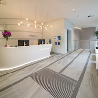 Comptoir d'accueil personnalisé blanc au design moderne avec logo rétroéclairé, forme, taille et couleur personnalisables pour hôpital, hôtel, bureau, immeuble
