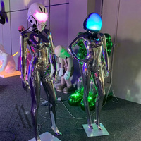 Statue de robot futuriste éclairée par LED Décoration de boîte de nuit et présentoir de vente au détail haut de gamme Cyberpunk Miroir chromé en fibre de verre Mannequin