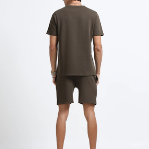 ราคาขายส่ง เสื้อยืดคอกลมแขนสั้นลำลองสำหรับผู้ชายและกางเกงขาสั้นสำหรับผู้ใหญ่ พร้อมสกรีนโลโก้ตามสั่ง - Product Image 4