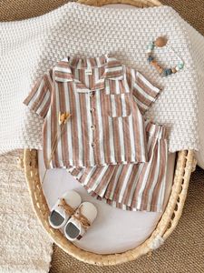 Conjunto informal de verano suave y cómodo de 2 uds para niños pequeños, camisa y pantalones cortos con cuello de solapa a rayas para la calidez y el estilo del bebé - Product Image 4