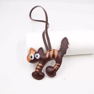 Porte-clés en cuir PU chaton de dessin animé amusant et mignon, personnalisé avec l'image de votre animal de compagnie. - Product Image 5