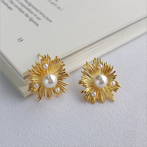 ต่างหูแบบติดหู ชุบทอง 14K ลายดอกไม้ ทำจากโลหะผสมสังกะสี เครื่องประดับแฟชั่นสำหรับผู้หญิง สั่งทำได้ - Product Image 3