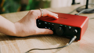 อินเทอร์เฟซเสียง USB <span class=keywords><strong>Focusrite</strong></span> <span class=keywords><strong>Scarlett</strong></span> <span class=keywords><strong>2i2</strong></span> รุ่นที่ 4 แบบ 2 เข้า 2 ออก 120dB โหมด Air พร้อมระบบ Auto Gain สำหรับการบันทึกเสียง พอดแคสต์ และสตรีมมิ่ง - Product Image 5