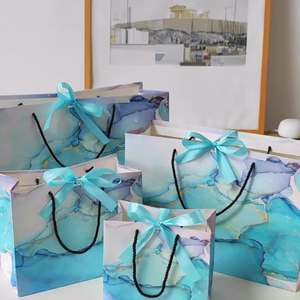 Sacs cadeaux en papier blanc de luxe écologiques en gros avec poignées en ruban personnalisables pour chaussures et vêtements - Product Image 1