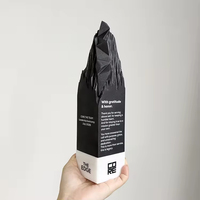 Trophée en marbre noir découpé en forme de montagne avec socle en marbre blanc, vente en gros