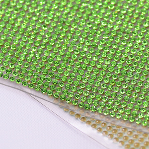 SS8 verre vert perles de cristal garniture fer sur appliques de mariée Strass cristal baguage strass maille rouleau pour robe de mariée artisanat - Product Image 2