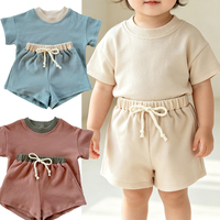 Ensemble de survêtement en coton personnalisé pour bébé, style quotidien d'été, t-shirt à col contrastant et short à cordon de serrage, ensemble 2 pièces assorti pour tout-petits