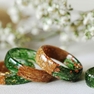 Anillo de Acrílico Pulido Hecho a Mano con Incrustaciones de Resina Verde y Madera Natural, Tema de Naturaleza, Ángel, Arte Moderno Coleccionable, Unisex, Cajas de Madera, Decoración de Pared - Product Image 1