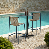 Ensemble de bar d'extérieur commercial avec table haute et chaises de bar pour complexe hôtelier