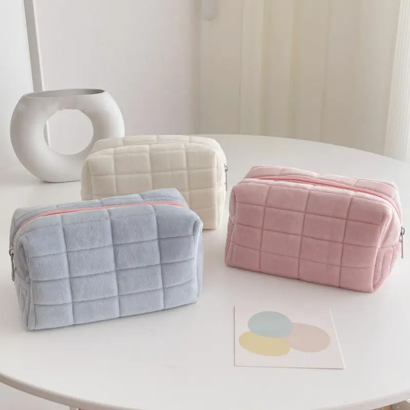 Trousse de rangement en peluche de grande capacité, sac à cosmétiques de voyage, Logo personnalisé, trousse de maquillage de toilette Portable avec fermeture éclair, vente en gros