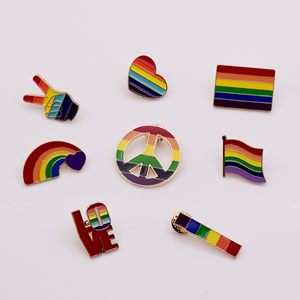 Lápiz labial personalizado beso orgullo lesbiano bandera para solapa Pin insignia en forma de corazón Metal artesanía icono Arco Iris LGBT bandera broche - Product Image 2