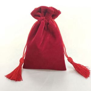 Pochette en velours et soie personnalisée, pochette rouge pour bracelets, sac à cordon en velours rouge avec pompon - Product Image 4