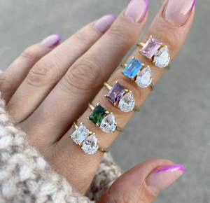 خواتم خطوبة من الفضة عيار 925 قابلة للتخصيص من موردي المجوهرات، مطلية بالروديوم والذهب، تتميز بحجرين بشكل فريد من الموسانيت - Product Image 1