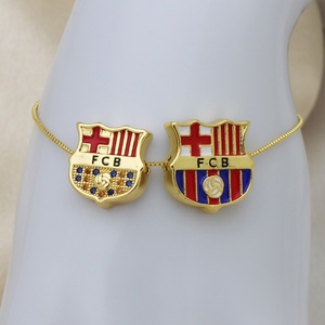 Colgante <span class=keywords><strong>de</strong></span> escudo <span class=keywords><strong>de</strong></span> circonita chapado en oro <span class=keywords><strong>de</strong></span> 18 quilates con amuleto <span class=keywords><strong>de</strong></span> esmalte del escudo del Club <span class=keywords><strong>de</strong></span> Fútbol HP277 para pulsera, collar, fabricación <span class=keywords><strong>de</strong></span> joyas al por mayor - Product Image 3