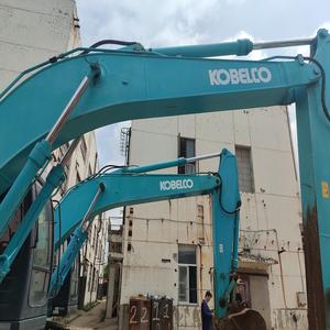 Pelleteuse Kobelco SK210 d'occasion en excellent état, originale, japonaise, hydraulique, sur chenilles, avec roulement de moteur et boîte de vitesses, pompe PLC 2024 - Product Image 4