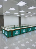 Vitrine de présentation de bijoux en verre avec éclairage LED tricolore, étanche et personnalisable pour centre commercial