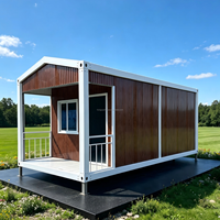 Casa Contenedor Prefabricada MHY de 20 pies/40 pies con Acabado Vertical de Madera, Porche Frontal y Techo a Dos Aguas, Cabaña Modular para Granja o Casa de Campo