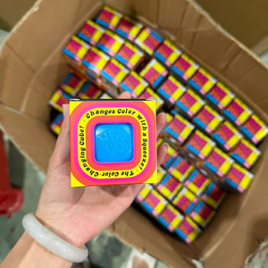 Cubo NeeDoh che cambia colore all'ingrosso, giocattolo morbido riempito di pasta da modellare, antistress sensoriale, regalo per bambini e adulti, bomboniera per feste - Product Image 4