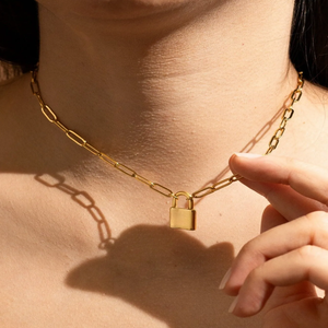 Collana con Ciondolo a Lucchetto in Acciaio Inox Placcato Oro 18K per Donne, Regalo di Natale per Amici e Innamorati - Product Image 1