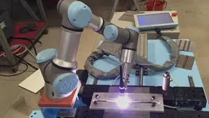 यूनिवर्सल रोबोट Cobot UR10 वेल्डिंग Cobot 1300mm तक पहुँच रोबोट भुजा के साथ मिग पत्रिका वेल्डर के लिए स्वचालित वेल्डिंग स्टेशन