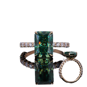 Bague de fiançailles en or jaune 14 carats avec émeraude verte de 2 carats cultivée en laboratoire et diamants de laboratoire sur les côtés, cadeau romantique pour mariage - Product Image 1