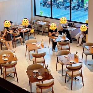 Tavoli e Sedie Moderni Zhongshi: Tavoli Quadrati Personalizzati in Compensato con Finitura Noce per Bistrot, Caffè e Pasticcerie - Product Image 4
