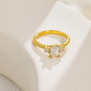 Pendientes de Aro con Diseño de Trébol de Diamantes y Baño de Oro - Diseño con Incrustaciones de Diamantes, Elegantes y Versátiles para Eventos Casuales - Product Image 5