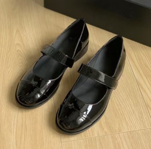 Zapatos Mary Jane de Cuero Negro Brillante Estilo 2026 para Mujer - Retro con Parches y Hebilla Metálica, Casuales y Elegantes, Estilo Universitario - Product Image 1